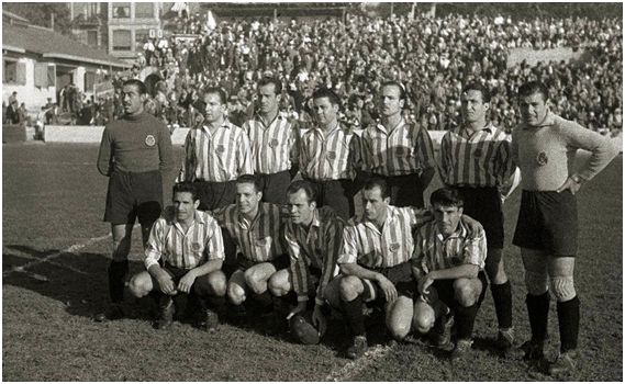 Formación 1948-49: Arriba: Pujolrás, Mateo, Mateu, Virgili, Miernau, Masós, Yagüe. Agachados: Huguet, Anjaumà, Grabuleda, Camps, Serra.
