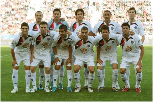 Formación 2009-10: Arriba: Soldado, Ustari, Parejo, Cata Díaz, Rafa. Agachados: Gavilán, Mané, Albín, Celestini, Adrián González, Torres.
