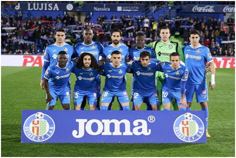 Formación 2019-20: Arriba: Jorge Molina, Nyom, Etxeita, Djené, David Soria, Mata. Abajo: Amath, Cucurella, Arambarri, Damián Suárez, Maksimovic.