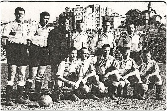 Formación 1943-44. Arriba: Jugo, Martínez, Pujol, Gonzalvo II, Aranaz, Bardina. Agachados: Ara, Gràcia, Del Pino, Gonzalvo I, Navarro J.