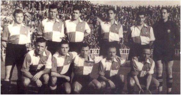Formación 1944-45. Arriba: Gonzalvo I, Del Pino, Belmar, Bayo, Jugo, Sánchez. Agachados: Santacatalina, Vázquez, Navarro J., Gràcia A., Andrade.