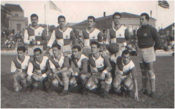 Formación 1954-55: Arriba: Cadena, Muñoz, Durán, Roca, Vilalta,  Agachados: Segura, Segarra, Bolea, Rovira, Sató, Aguirre.