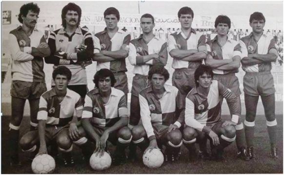 Formación 1982-83: Tanco, Pereira, Parellada, Paquito, Santi J.A., Sala, Gala. Agachados: Roberto Elvira, Zambrano I, Hans, Lino.